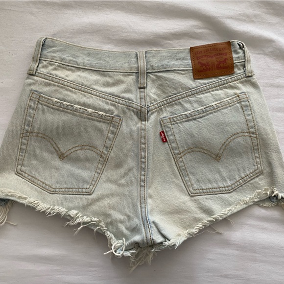 Levi’s Jean Shorts (Faded Wash - light blue) - Picture 2 of 2